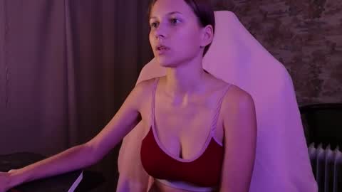 Snapshot of small_emma0 chatting on November 2025 06:28:02 PM Emma online show from November 2025 06:28:02 PM