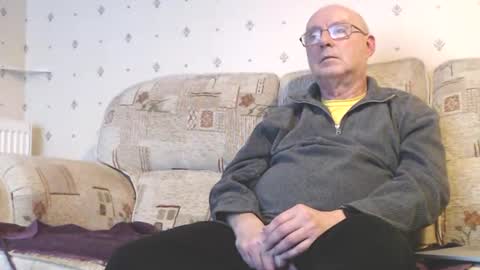 Snapshot of smallsteve562 chatting on December 2024 07:18:01 PM Steve online show from December 2024 07:18:01 PM