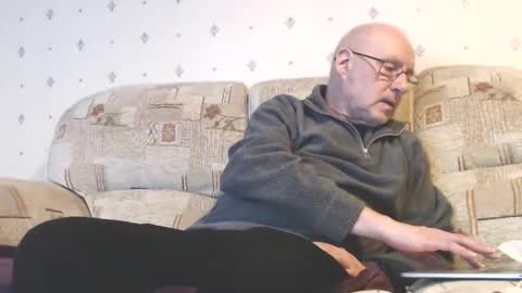 Snapshot of smallsteve562 chatting on December 2024 10:58:02 PM Steve online show from December 2024 10:58:02 PM