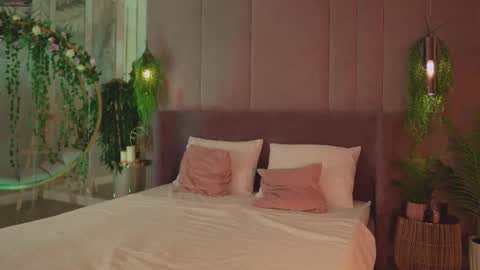 Mia online show from November 2025 05:13:02 AM