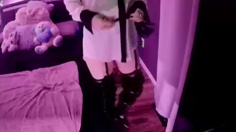 Snapshot of smokeingbitch420 chatting on October 2025 04:45:01 AM love bug online show from October 2025 04:45:01 AM