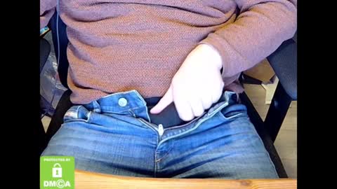 Snapshot of sneakybill82 chatting on December 2024 10:32:02 PM Sneakybill online show from December 2024 10:32:02 PM