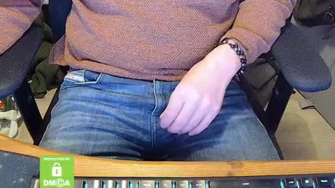 Snapshot of sneakybill82 chatting on February 2025 10:59:01 PM Sneakybill online show from February 2025 10:59:01 PM