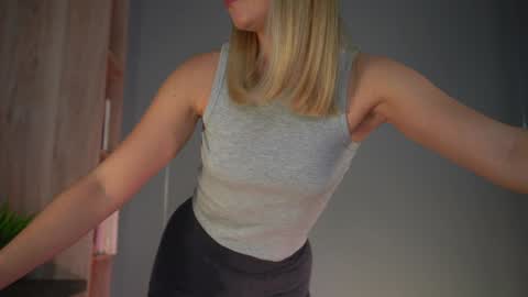 Snapshot of snow_is_falling chatting on February 2025 10:36:02 AM Candice Snow online show from February 2025 10:36:02 AM