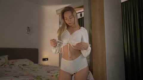 Snapshot of snow_is_falling chatting on November 2025 02:16:01 PM Candice Snow online show from November 2025 02:16:01 PM