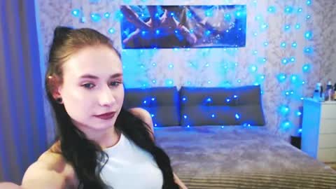 SnowWhate 00 online show from April 2026 06:53:01 PM