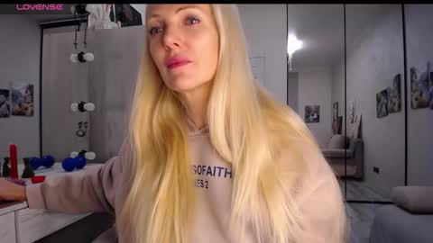 Snapshot of so_sexy_monna chatting on November 2025 02:40:02 PM Monna online show from November 2025 02:40:02 PM