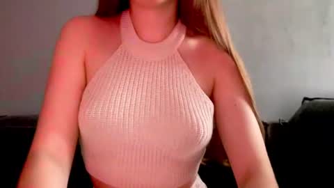 Snapshot of sofinovvak chatting on June 2026 01:02:01 PM Sofi online show from June 2026 01:02:01 PM
