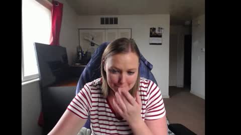 Snapshot of softerpeaches chatting on November 2025 08:24:02 PM Rose online show from November 2025 08:24:02 PM