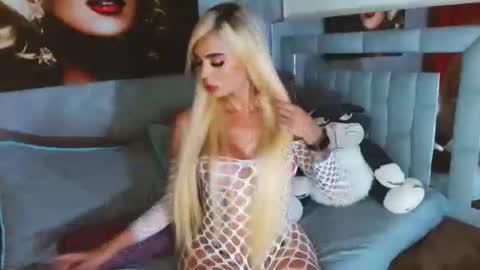 instagram    evalunavelez1. online show from January 2025 12:06:02 AM