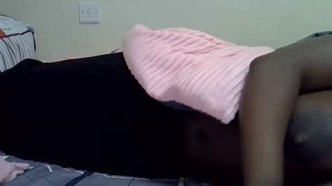 Snapshot of sonnia02 chatting on December 2025 04:39:02 AM sonnia02 online show from December 2025 04:39:02 AM