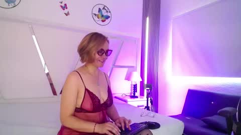 sophia_lane_ online show from November 2025 01:00:01 PM