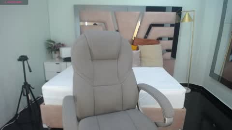 Snapshot of sr_smith_1 chatting on April 2026 01:16:02 PM sr_smith_1 online show from April 2026 01:16:02 PM