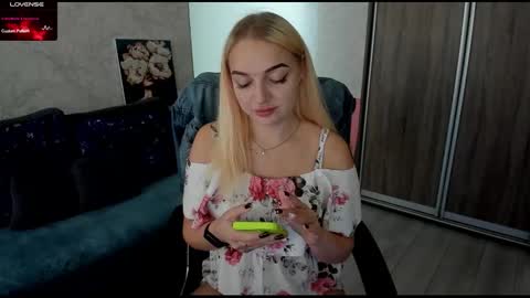 Snapshot of stella__cox chatting on September 2025 12:15:01 PM Stella Cox online show from September 2025 12:15:01 PM