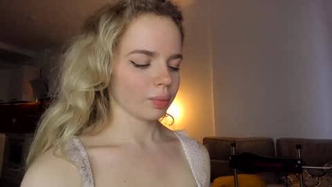 Asella online show from December 2024 12:01:02 PM