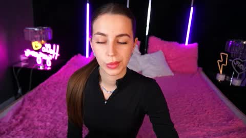 stellahoneywell online show from October 2025 06:58:02 AM