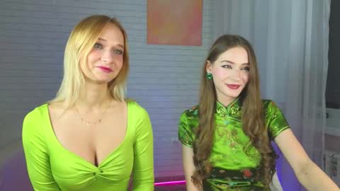 Snapshot of strawberryglow chatting on November 2025 02:23:01 PM Alice and Violetta online show from November 2025 02:23:01 PM