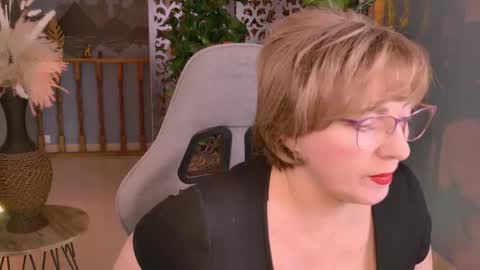 Vivien online show from November 2025 01:24:02 PM