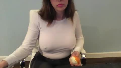 Snapshot of suggestivebehavior chatting on December 2024 02:30:02 AM Mia online show from December 2024 02:30:02 AM