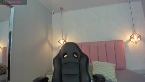  S U N N Y online show from November 2025 12:37:02 PM