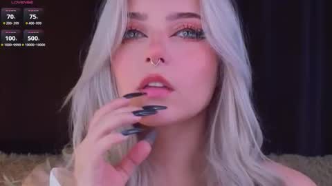 Snapshot of sunshinegirlx chatting on November 2025 04:12:02 AM Alice online show from November 2025 04:12:02 AM