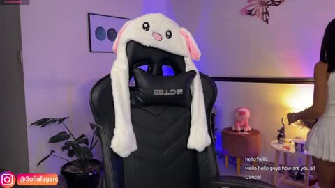 Snapshot of sweet_littleee chatting on January 2025 12:49:01 AM free private online show from January 2025 12:49:01 AM