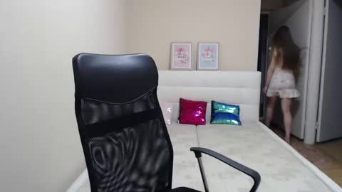 Anna online show from December 2025 07:10:01 PM