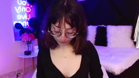 Roxanee online show from November 2025 04:35:02 AM