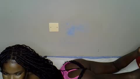 Snapshot of sweet_sheee chatting on November 2025 07:01:02 PM sweet_sheee online show from November 2025 07:01:02 PM