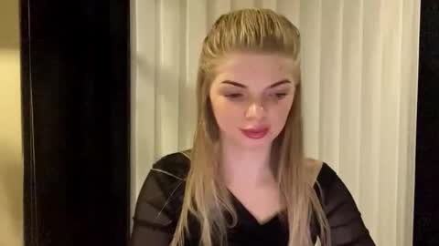 Snapshot of sweet_sinn_ chatting on November 2025 10:01:01 PM Mira online show from November 2025 10:01:01 PM