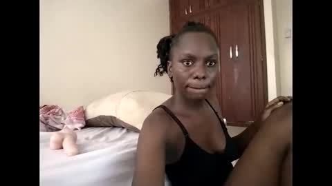 Snapshot of sweetbee018 chatting on February 2026 09:25:02 AM Lunargirl online show from February 2026 09:25:02 AM