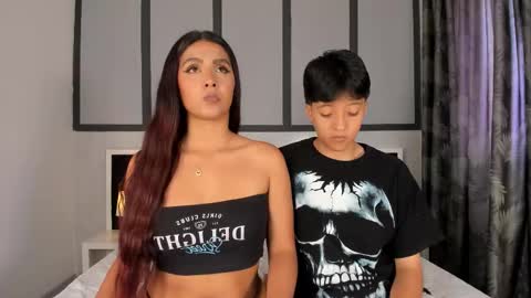 Snapshot of sweetcoupple chatting on October 2025 05:35:01 PM Eva Short hair girl - Victoria Long red hair online show from October 2025 05:35:01 PM