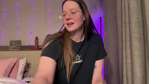 Snapshot of sweetdee222x chatting on December 2024 07:58:01 AM Delilah Samson online show from December 2024 07:58:01 AM