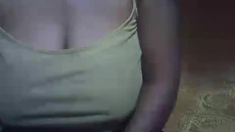 Snapshot of sweetdivah2 chatting on June 2026 05:26:02 AM divinah online show from June 2026 05:26:02 AM