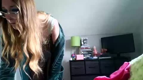 sweetgirlls online show from May 2026 04:01:02 PM