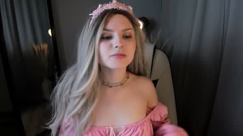 Snapshot of sweetheart_flower chatting on December 2024 03:13:02 PM Kira online show from December 2024 03:13:02 PM