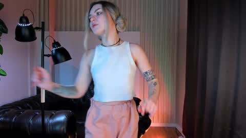 Snapshot of sweetheart_flower chatting on January 2025 10:44:02 PM Kira online show from January 2025 10:44:02 PM