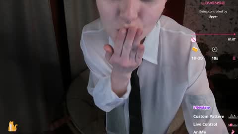 Snapshot of sweetheart_flower chatting on January 2025 01:00:01 AM Kira online show from January 2025 01:00:01 AM