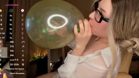 Snapshot of sweetheart_flower chatting on January 2025 09:18:01 PM Kira online show from January 2025 09:18:01 PM