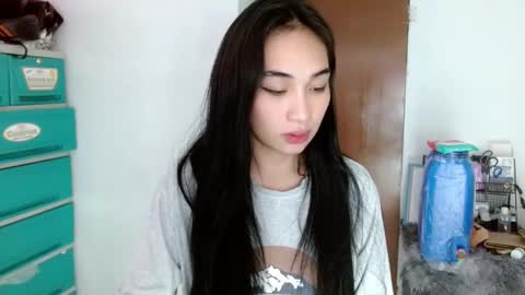 Snapshot of sweetlilly_18 chatting on January 2025 03:32:01 PM Lilly online show from January 2025 03:32:01 PM