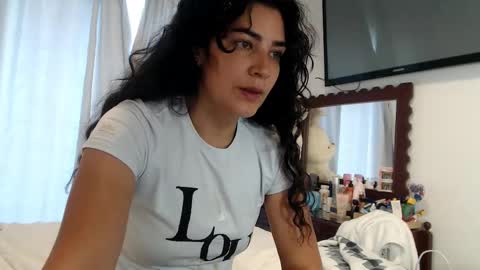 Snapshot of sweetsmile28 chatting on November 2025 02:52:02 PM Dianis online show from November 2025 02:52:02 PM