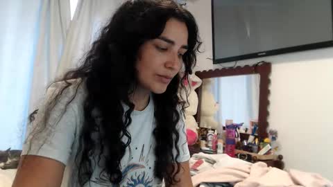 Snapshot of sweetsmile28 chatting on November 2025 04:52:01 PM Dianis online show from November 2025 04:52:01 PM