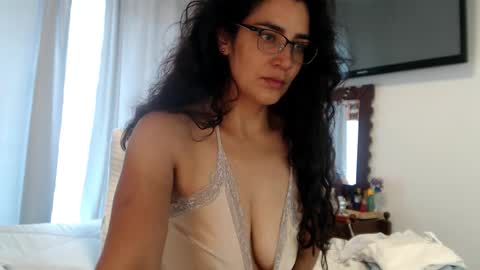 Snapshot of sweetsmile28 chatting on December 2025 05:19:02 PM Dianis online show from December 2025 05:19:02 PM