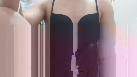 Snapshot of sweetywhity2 chatting on December 2024 06:38:02 PM Silvia online show from December 2024 06:38:02 PM