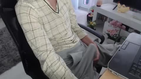 Snapshot of swetlittleboy4u chatting on November 2025 08:47:02 AM SwetLittleBoy4u online show from November 2025 08:47:02 AM