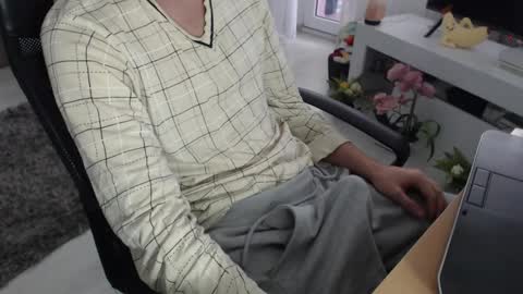 Snapshot of swetlittleboy4u chatting on November 2025 08:03:02 AM SwetLittleBoy4u online show from November 2025 08:03:02 AM