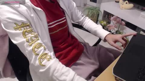 Snapshot of swetlittleboy4u chatting on December 2025 10:05:01 PM SwetLittleBoy4u online show from December 2025 10:05:01 PM