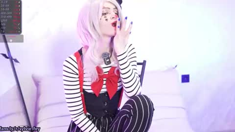 Snapshot of sylvie_fey chatting on October 2025 11:02:02 PM Sylvie online show from October 2025 11:02:02 PM