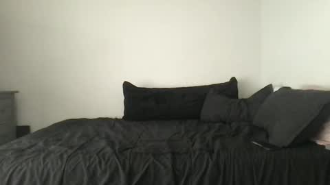 Synn Knight online show from October 2025 10:33:02 PM