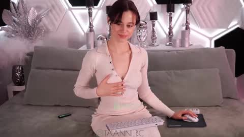 Snapshot of taanni_bc chatting on March 2025 03:32:01 AM TAANNI online show from March 2025 03:32:01 AM